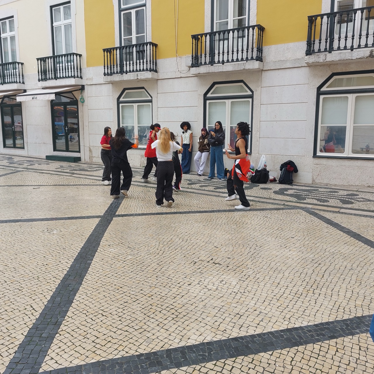 Street dancers at Chiado